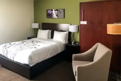 1 Queen Bed, Upper Floor